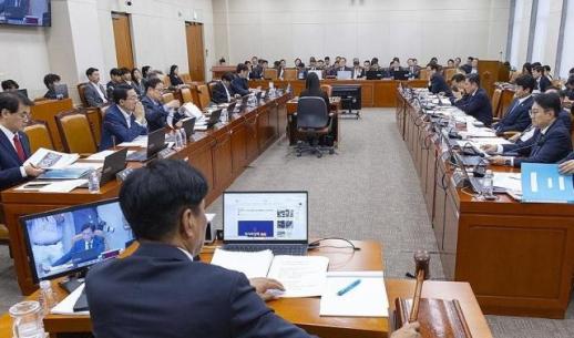  배민·쿠팡이츠, 국감서 입점업체 영업 제약 동시 지목...공정위 강제성 여부 조사 