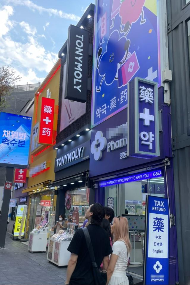 12일 서울 중구 명동 거리 화장품 로드숍 양옆으로 외국인 관광객을 겨냥한 약국이 나란히 영업하고 있다 사진이효정 기자
