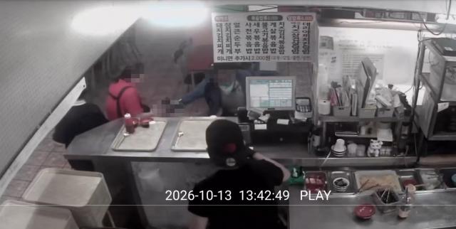 Lee visita la Policía de Incheon el día del ataque con arma blanca y recibe informe sobre los hechos