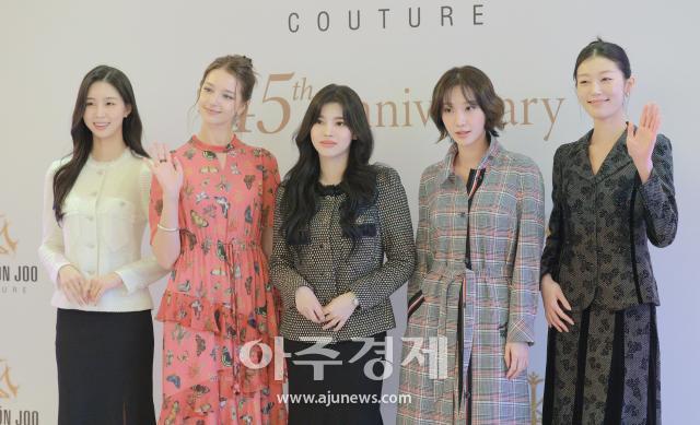 [포토] 포즈 취하는 YG케이플러스 소속 모델들 (미쉔주 45주년 자선 패션쇼)