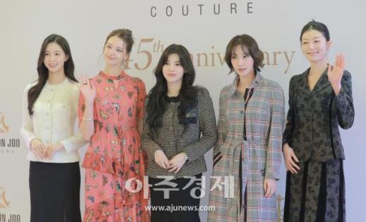 [포토] 포즈 취하는 YG케이플러스 소속 모델들 (미쉔주 45주년 자선 패션쇼)