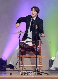 [포토] 흥 돋우는 박서진의 축하무대
