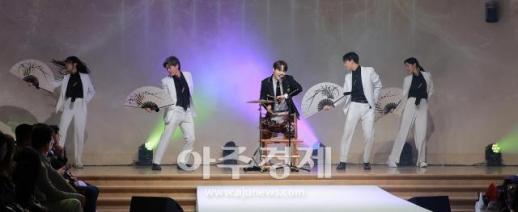 [포토] ​​​​​​​장구의 신 박서진의 축하무대