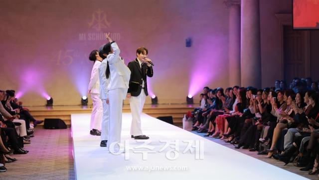 Park Seo-jin cautiva al público en el desfile benéfico del 45 aniversario de Mishenjou
