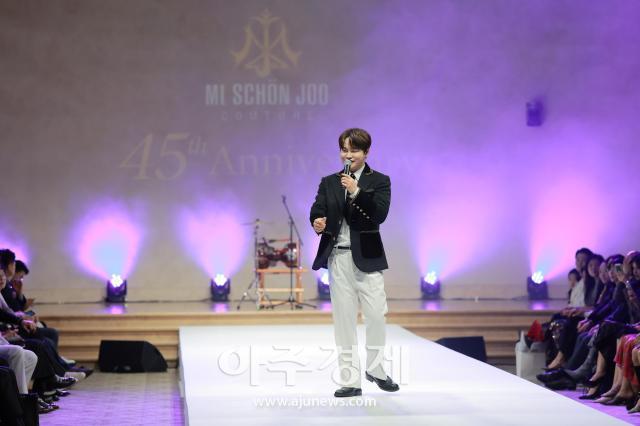 Park Seo-jin debuta en pasarela de moda tras 13 años de carrera artística