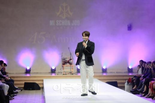 [포토] 박서진, 데뷔 13년차만에 처음 밟는 패션쇼 런웨이 무대