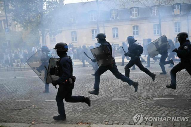 Cảnh sát chống bạo động tại Paris
Ảnh  AFPYonhap