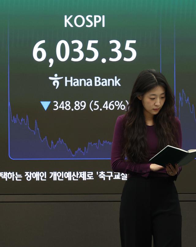 13일 서울 중구 하나은행 딜링룸 현황판에 코스피가 표시되고 있다 이날 코스피는 전날보다 34889포인트546 내린 603535로 코스닥 지수는 1216포인트143 내린 83703으로 마감했다
