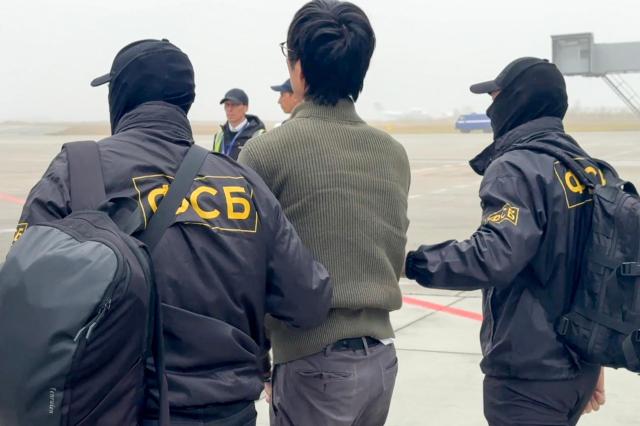 러시아 연방보안국FSB 요원들이 극동 사할린주에서 간첩 혐의를 받는 일본 홋카이도신문 이마이 유키 특파원을 체포하고 있다사진타스·연합뉴스