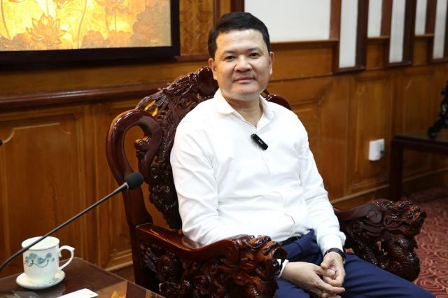 Phó Chủ tịch UBND tỉnh Thừa Thiên Huế giới thiệu những đổi thay của thành phố nhờ hợp tác với KOICA
Huế  Yonhap – Ông Hoàng Hải Minh Phó Chủ tịch UBND tỉnh Thừa Thiên Huế người đóng vai trò chủ chốt trong việc xây dựng quy hoạch tổng thể thành phố Huế thông qua hợp tác với Cơ quan Hợp tác Quốc tế Hàn Quốc KOICA trả lời phỏng vấn hãng thông tấn Yonhap tại phòng họp UBND ngày 79 giờ địa phương 14102026