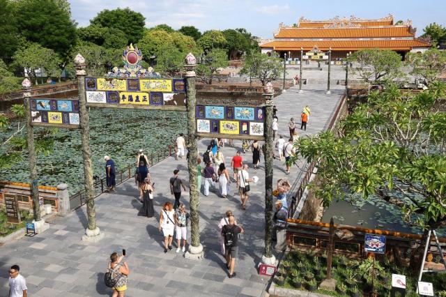 Hoàng thành Huế lưu giữ ánh hào quang của quá khứ
Huế  Yonhap – Ngày 99 giờ địa phương đông đảo du khách tiếp tục đến tham quan Hoàng thành Huế Việt Nam di sản được UNESCO công nhận là Di sản văn hóa thế giới Với vẻ đẹp truyền thống uy nghi Hoàng thành là điểm khởi đầu cho định hướng xây dựng Huế thành “đô thị văn hóa thông minh”