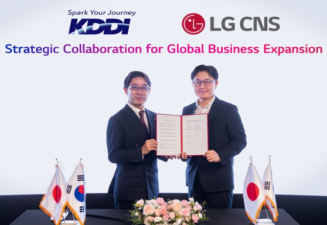 박상균 LG CNS 통신유통서비스사업부장 전무오른쪽와 마츠우라 켄타로 KDDI 비즈니스그로스 사업본부 부사업본부장이 업무협약식에서 사진촬영을 하고 있다 사진LG CNS