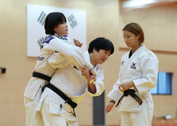 정성숙 여자 유도 국가대표팀 감독가운데 사진연합뉴스