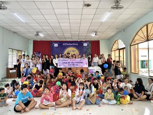 Giáo viên và học sinh Trường tiếng Hàn Sài Gòn tham gia hoạt động tình nguyện tại trại trẻ mồ côi ở Việt Nam
Ảnh do Trường tiếng Hàn Sài Gòn cung cấp
