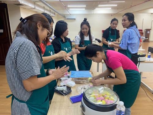 Hoạt động trải nghiệm làm bánh songpyeon trong lớp học dành cho các bà mẹ nhân dịp Tết Trung thu Chuseok năm ngoái
Ảnh do Trường tiếng Hàn Sài Gòn cung cấp
