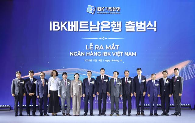 사진은 IBK베트남은행 출범식에서 왼쪽 여섯 번째부터 이미연 주베트남 대한민국 대사 팜꽝중 베트남 중앙은행 부총재 장민영 IBK기업은행장 김기문 중소기업중앙회 회장 고태연 주베트남한국상공인연합회 회장 맨 오른쪽 박경일 IBK베트남은행 법인장 등이 기념촬영을 하고 있는 모습 사진IBK기업은행