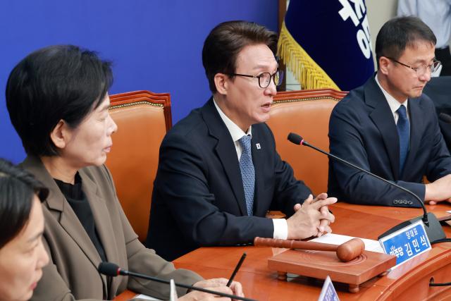 김민석 더불어민주당 대표가 14일 국회에서 열린 최고위원회의에 참석해 발언하고 있다 사진연합뉴스