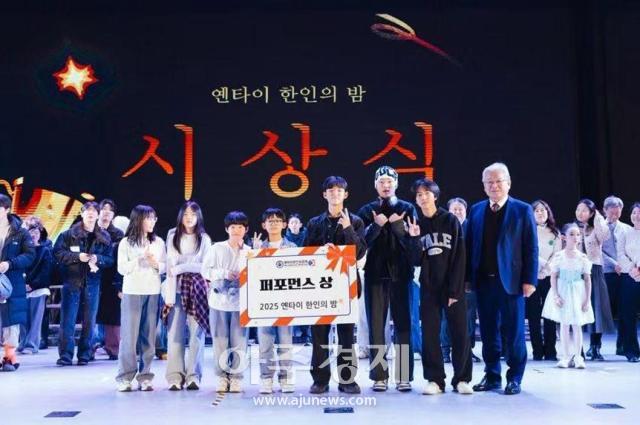 ‘2025 옌타이 한인의 밤’ 행사에서 김정호 옌타이한인상공회 회장앞줄 오른쪽이 퍼포먼스상 수상자들과 기념촬영을 하고 있다 세대를 아우르는 교민들의 참여가 행사의 의미를 더했다사진옌타이한인상공회