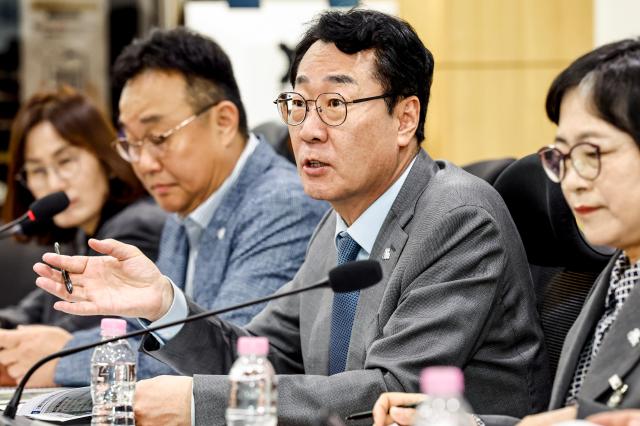 정명근 화성특례시장이 2026년 제1차 화성병 당정협의회에서 지역 현안에 대해 의견을 제시하고 있다 사진화성시