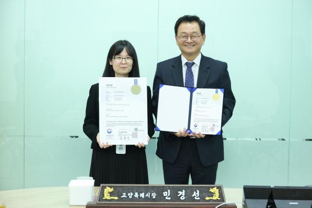 민경선 고양특례시장이 시장 집무실에서 김동은 주무관과 특허 등록을 축하하는 차담회를 진행했다 사진고양시
