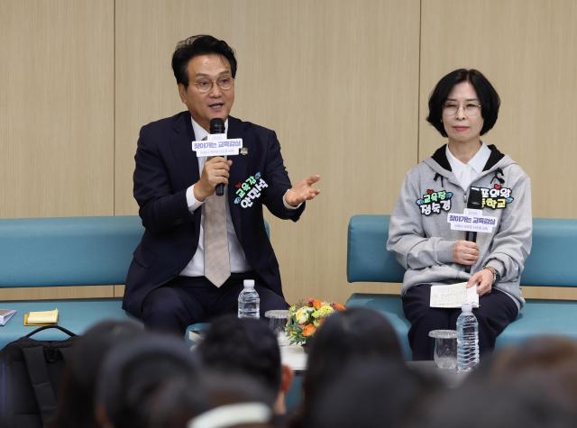 안민석 경기도교육감이 10월 13일 군포의왕교육지원청 청백리홀에서 열린 군포시 학부모 타운홀 미팅에서 학부모들과 소통을 하고 있다 사진경기도교육청