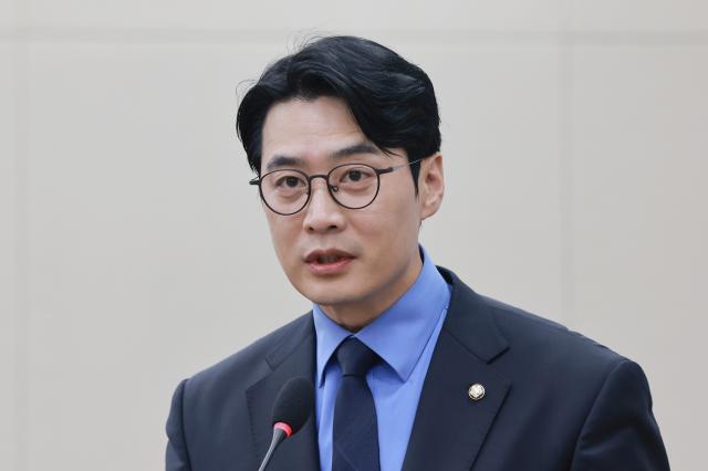 심사 결과 보고하는 한준호 소위원장
    서울연합뉴스 신현우 기자  22일 국회 과학기술정보방송통신위원회 전체회의에서 정보통신방송미디어법안심사소위원장인 더불어민주당 한준호 의원이 법안 심사 결과를 보고하고 있다 2026922