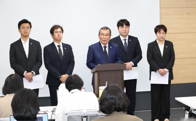 최주만 의장가운데을 비롯한 전주시의회 의장단과 상임위원장단이 정부의 미래대응기금 도입에 따른 제도적 보완책과 재정 배분 구조 개선을 촉구하는 기자회견을 갖고 있다사진전주시의회