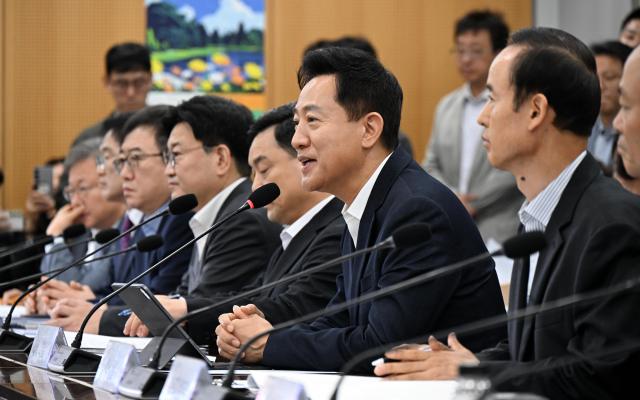 오세훈 서울시장이 14일 오전 서울시청 기획상황실에서 열린 ‘제204차 서울특별시구청장협의회’에 참석해 인사말씀을 하고 있다 사진서울시