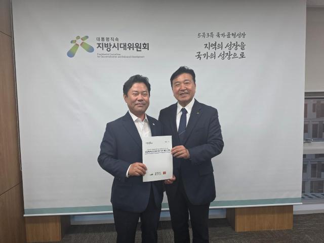 최재구 충남 예산군수가 지난 13일 대통령 직속 지방시대위원회를 방문해 박정현 신임 위원장과 충남혁신도시 공공기관 우선 이전 및 유치 방안을 논의하고 있다 사진예산군