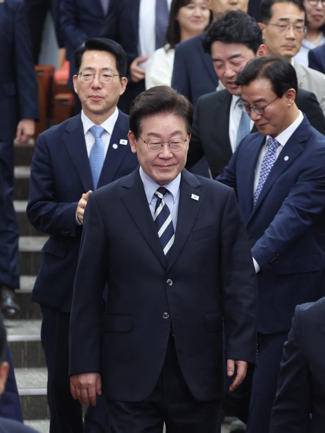 이재명 대통령이 지난 13일 부산에서 열린 북극항로 시범운항 환영식에 황종우 해양수산부 장관 전재수 부산시장과 입장하는 모습 사진청와대통신사진기자단