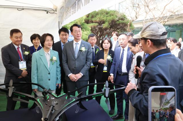 정명근 화성특례시장이 MARS 2026 투자유치컨퍼런스 현장 부스에서 설명을 듣고 있다 사진화성시