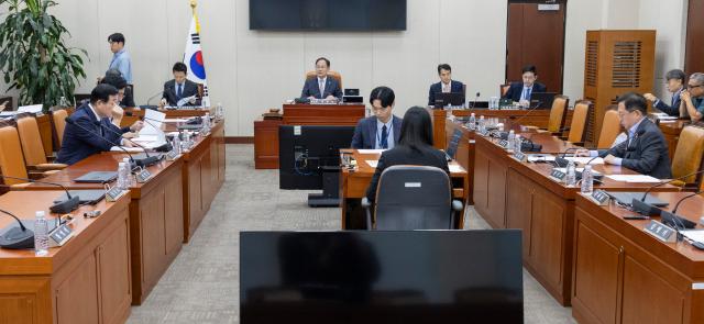 국회 국방위원회 법률안심사소위원회 위원장인 임종득 국민의힘 의원이 14일 국회에서 법안심사소위를 개회한 뒤 처리 안건에 대해 설명하고 있다사진연합뉴스