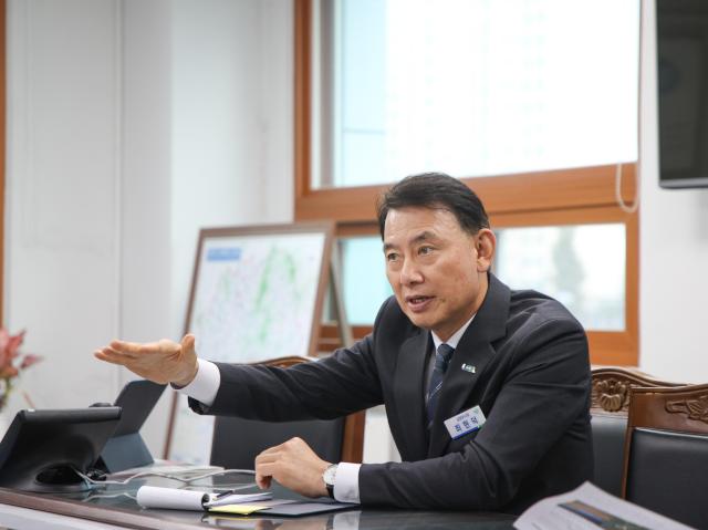 최현덕 남양주시장이 13일 진접읍에서 열린 ‘2기 현장시장실’ 시민 면담에서 주민들의 건의사항을 듣고 의견을 나누고 있다 사진남양주시