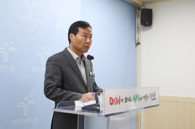 14일 군청 브리핑룸에서 브리핑 중인 김동선 복지증진과장
