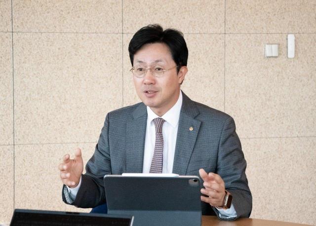 최영진 한화자산운용 부사장이 기자들과 만나 인터뷰를 진행하고 있다 사진한화자산운용