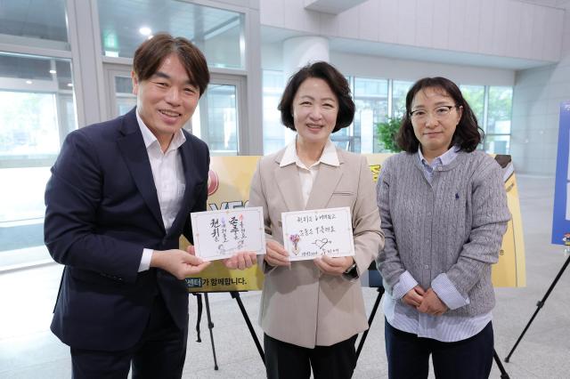 추미애 지사가 도청 1층 로비에 마련된 ‘갑질 제로 특별 홍보관’을 방문해 직원들과 함께 ‘갑질 바로알기 OX퀴즈’를 풀고 직장 내 다양한 상황에서 갑질에 대한 인식 차이를 확인하는 ‘상황별 갑질 밸런스 게임’에 참여했다 사진경기도