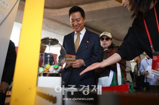 [포토] 서울디자인위크 부스 관람하는 오세훈 서울시장