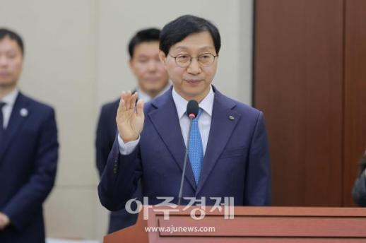 [포토] 선서하는 ​​​​​​​김성주 국민연금공단 이사장