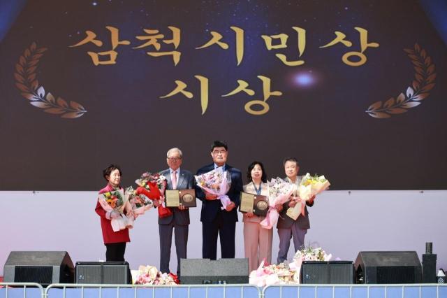 ‘제32회 삼척시민의 날’ 행사장에서 박상수 삼척시장가운데이 박재옥 대한노인회 삼척시지회장과 이갑수 삼척시여성단체협의회장에게 시민상을 시상하고 단체기념촬영을 하고 있다 사진삼척시