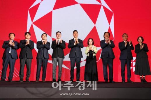 [포토] 2026 서울디자인위크 개막식에서 기념 촬영하는 오세훈 서울시장
