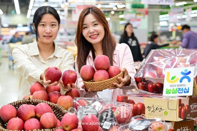 Hanaromart de Nonghyup Unyung lanza la venta de la manzana Gamhong, variedad estrella del otoño