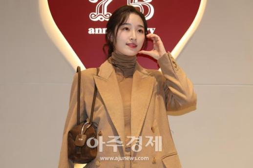 [포토] 원지안, 귀여운 볼 하트
