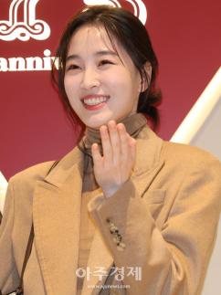 [포토] 원지안, 눈웃음과 함께 손인사