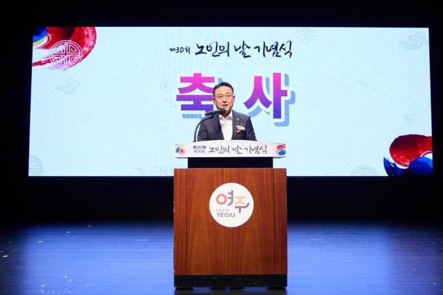 이충우 시장이 축사를 하고 있다 사진여주시