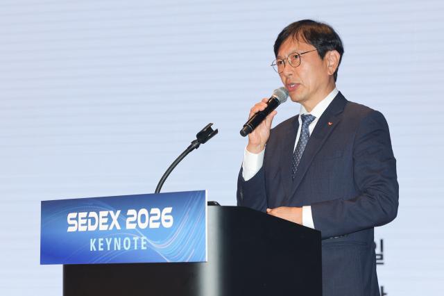 أن هيون، الرئيس التنفيذي لـ SK하이닉스، يألقي خطاباً رئيسياً في حفل المؤتمر في المعرض الثامن والعشرون لصناعة أشباه الموصلات (SEDEX 2026) المقام في كوإكس بحي جانغنام بسيول في 14 أكتوبر. [الصورة=وكالة يونهاب]