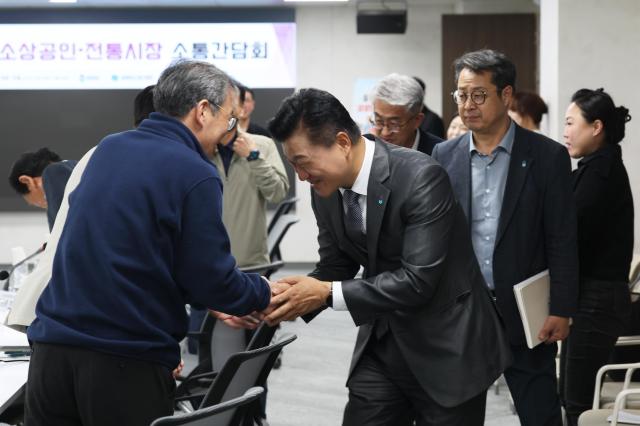 신용한 지사가 14일 도청 신관 회의실에서 도내 소상공인과 전통시장 상인들의 애로사항을 청취하고 지역경제 활성화 방안을 모색하기 위한 ‘2026년 소상공인 소통간담회’를 개최했다 사진충북도
