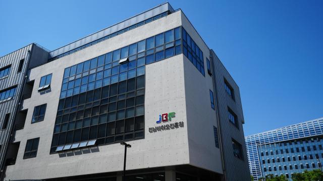 전남바이오진흥원 전경 전남바이오진흥원은 영농조합법인 엔자임팜과 혈당 조절 및 개선용 조청 건강기능식품 개발을 위한 기술이전 협약을 체결하고 쌀을 활용한 조청·잼류의 제품 개발과 사업화를 추진한다사진전남바이오진흥원