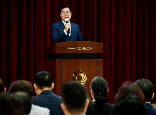 박찬대 인천시장, 모범선행시민·우수 이·통장 65명 표창...헌신에 감사