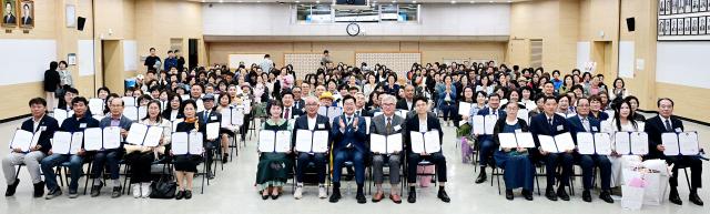 박찬대 인천광역시장이 14일 시청 대회의실에서 열린 2026년 3분기 모범선행시민 및 우수 이·통장 표창 수여식에서 수상자들과 기념촬영을 하고 있다 사진인천시