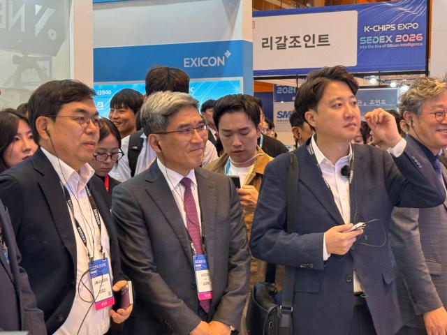 반도체대전 전시장을 둘러보는 송재혁 삼성전자 CTO와 이준석 개혁신당 의원사진연합뉴스